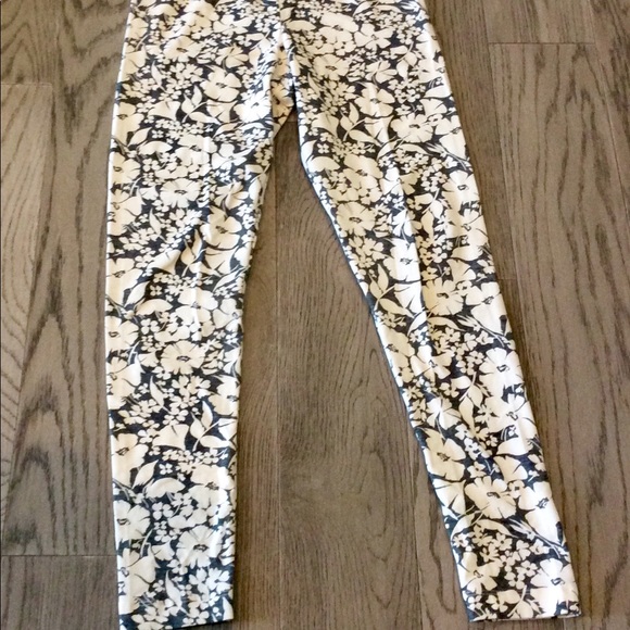 ❤️ OLD NAVY GRAY/CREME FLORAL PRINT LEGGINGS - S - Picture 2 of 6